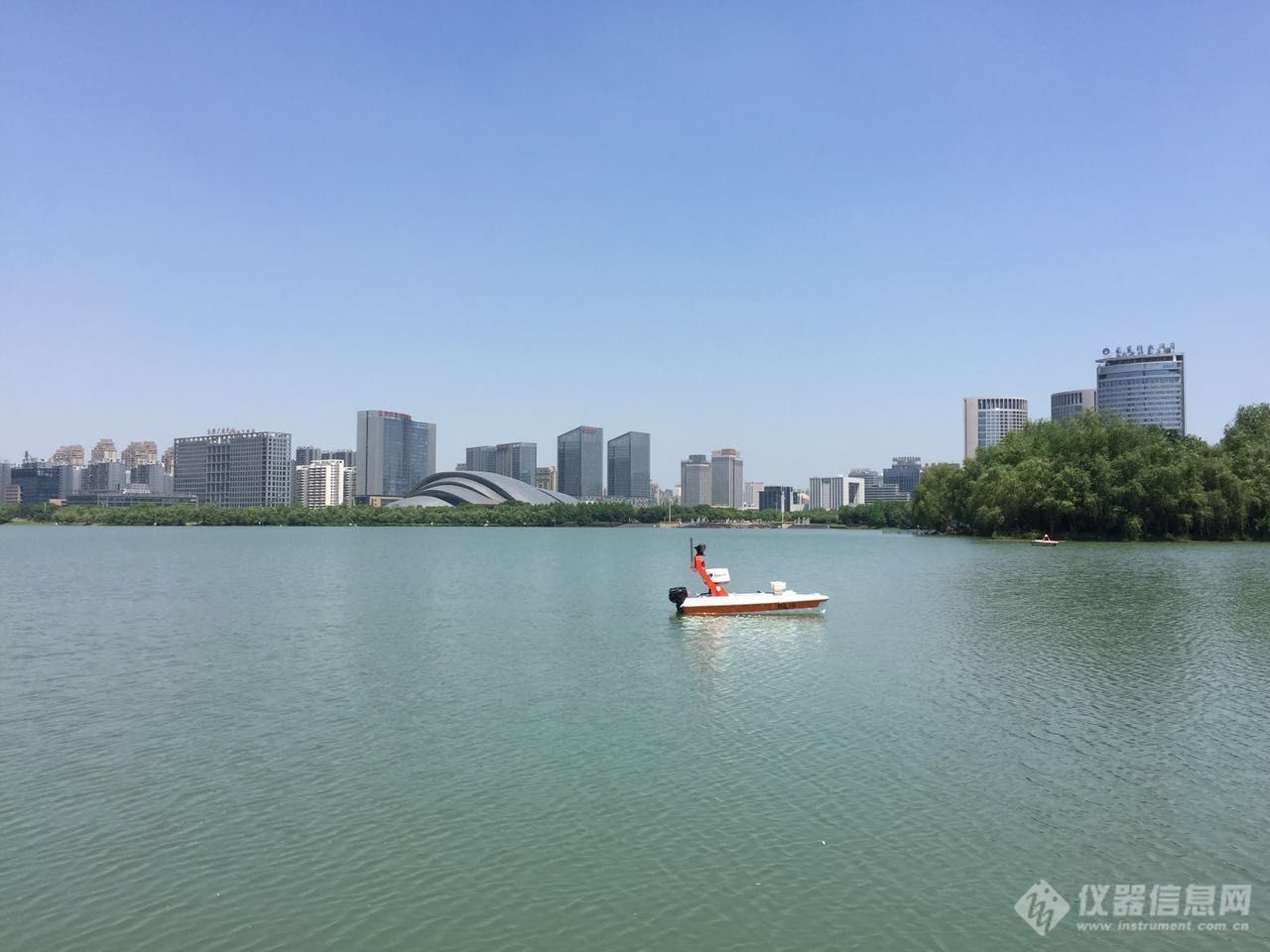 全国首艘“无人智能巡逻艇”天鹅湖上岗 可水下探测