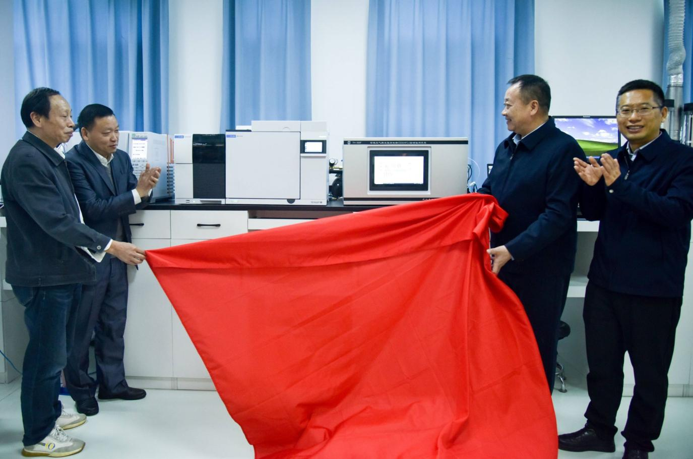 武汉天虹向湖北省大气污染复合研究中心捐赠一套消耗臭氧层物质和含氟温室气体在线监测设备