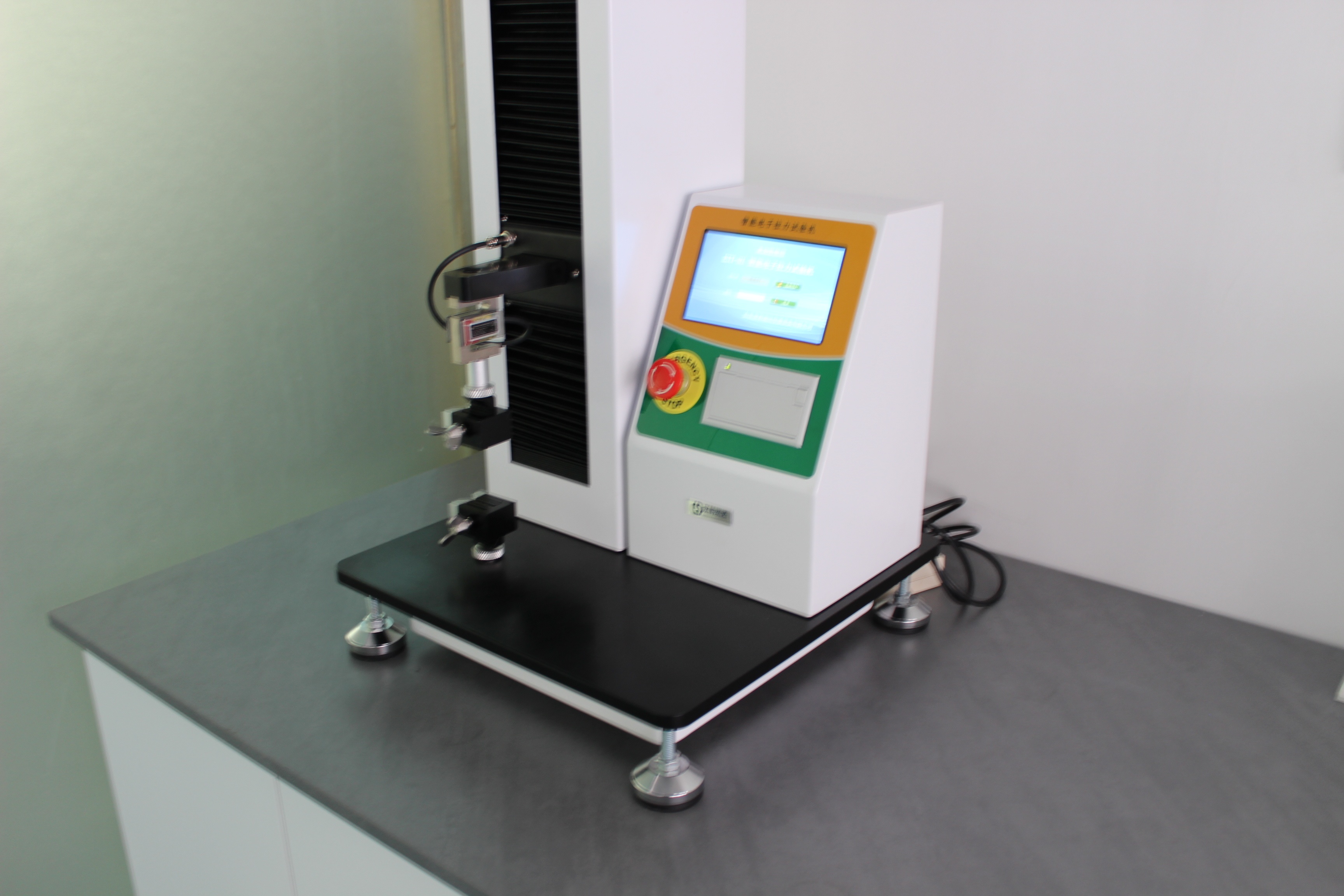 包装膜拉力试验机在缠绕膜自粘性测试中50mm宽夹具的应用