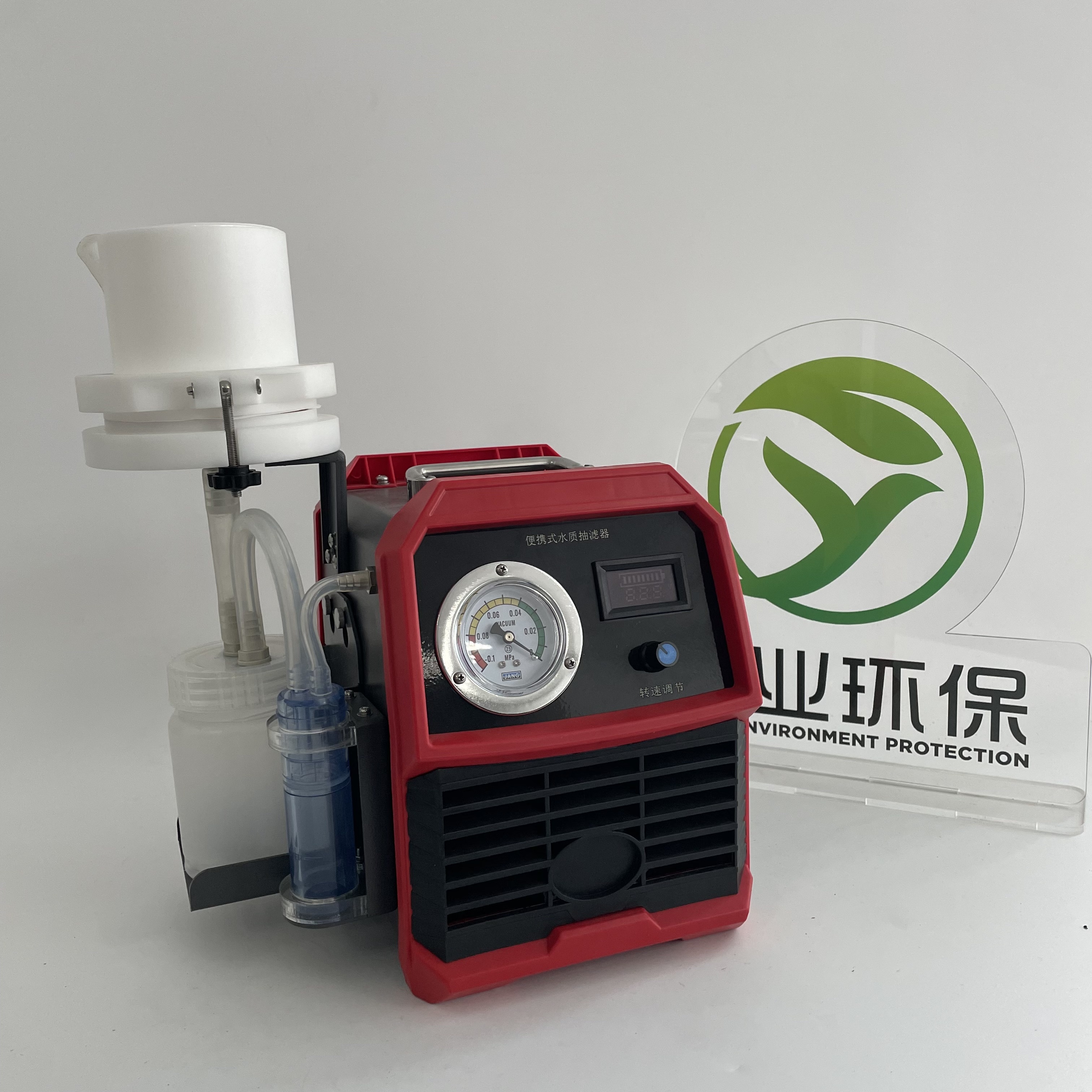 XY-8050便携式水质抽滤器可对水样品进行现场过滤，提高水样的过滤速度和过滤效率