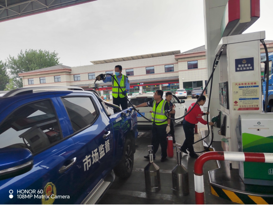 五河县市场监督管理局对加油站开展“双随机”执法检查