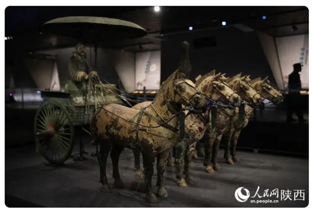 揭开历史的面纱：探秦兵马俑神秘铜马车与铜伞