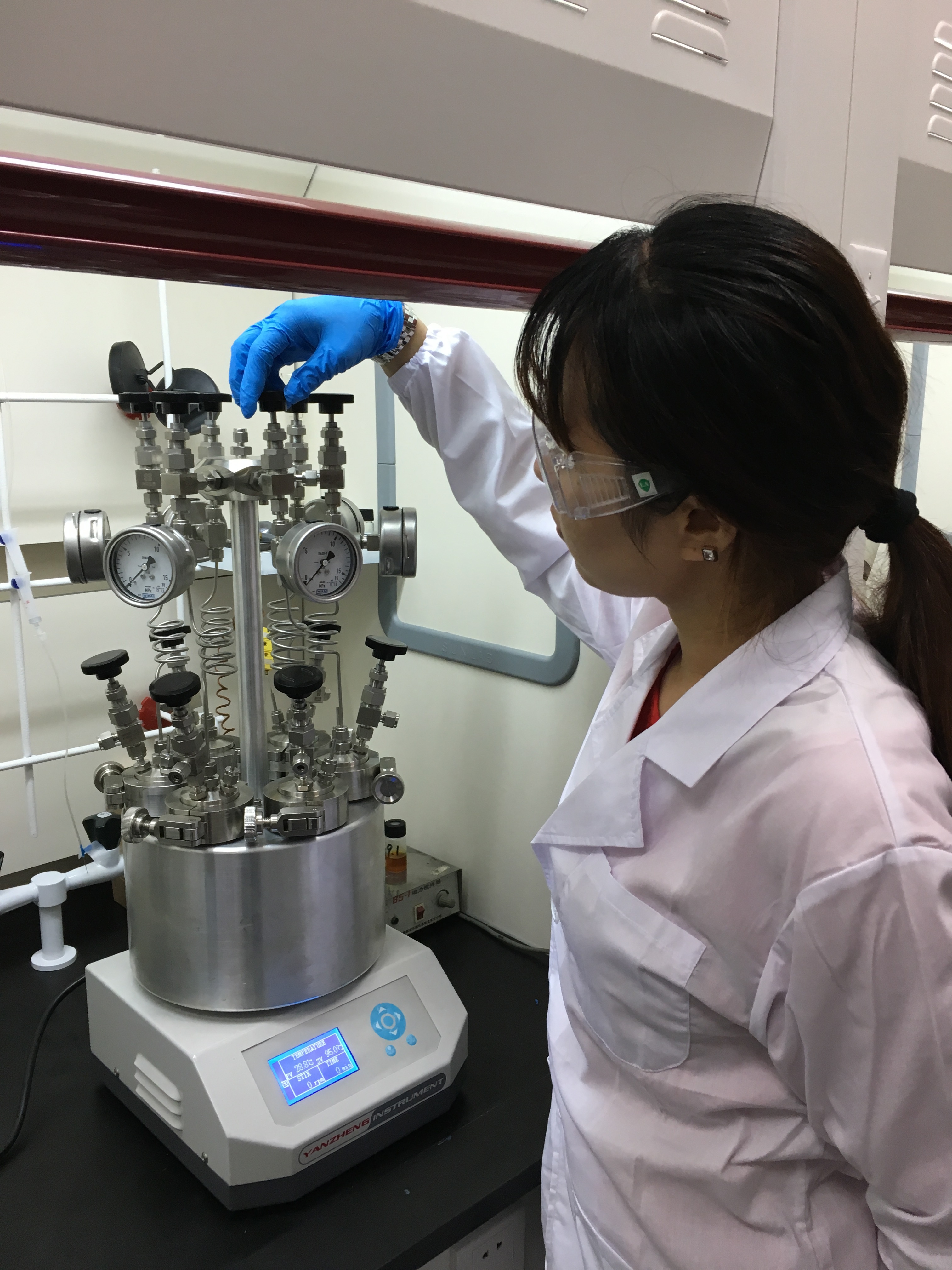 平行高压反应釜上海岩征平行高压反应釜简介:基于最大程度提升实验室