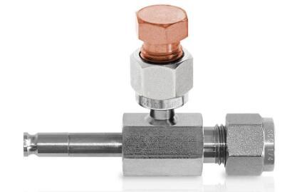 Male Micro-QT&#8482; Valve to 1/4” Connector