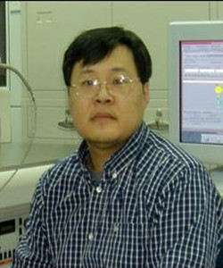 北京大学化学学院，教授级高级工程师。北京大学分析测试中心副主任，全国微束分析标准化委员会表面化学分析分技术委员会委员。近5年发表SCI论文9篇。