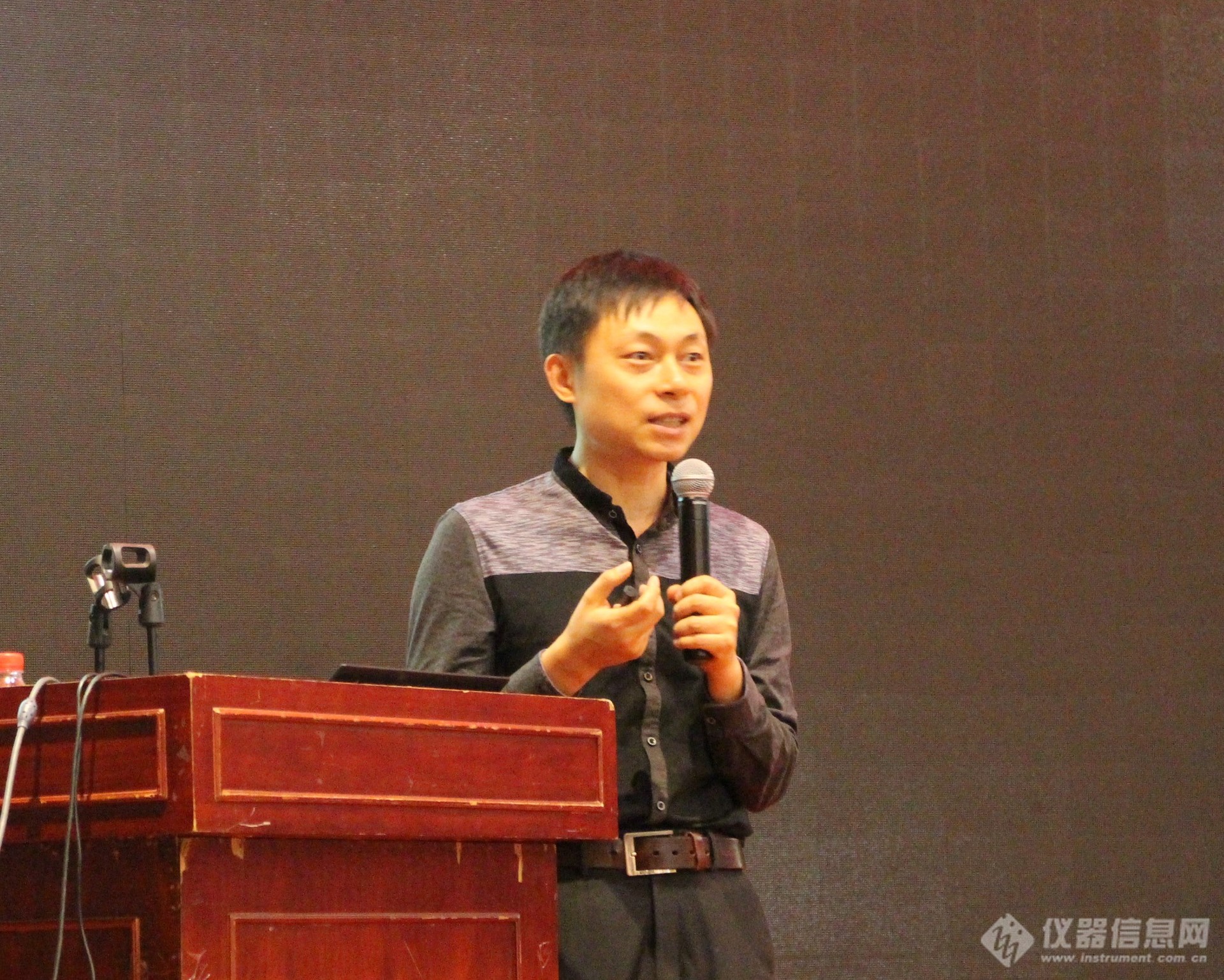 微纳米材料的可控制备及特性"的报告清华大学危岩教授做了题为"能源