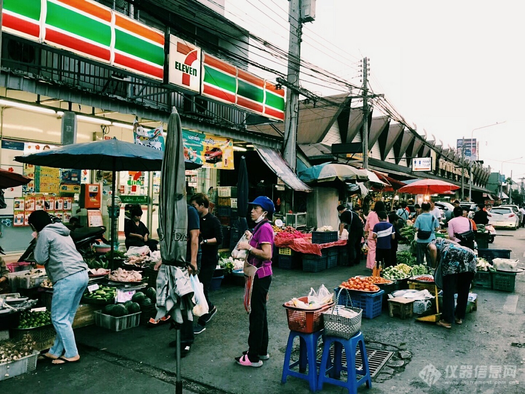 （水果市场，摄影：冯骏） 