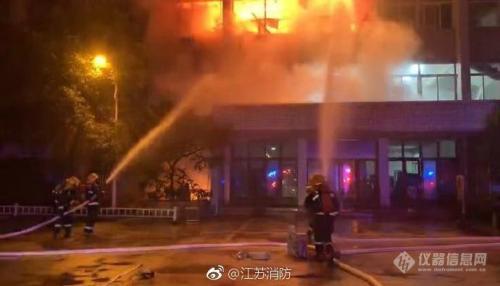 南京工业大学一实验室凌晨起火 无人员伤亡