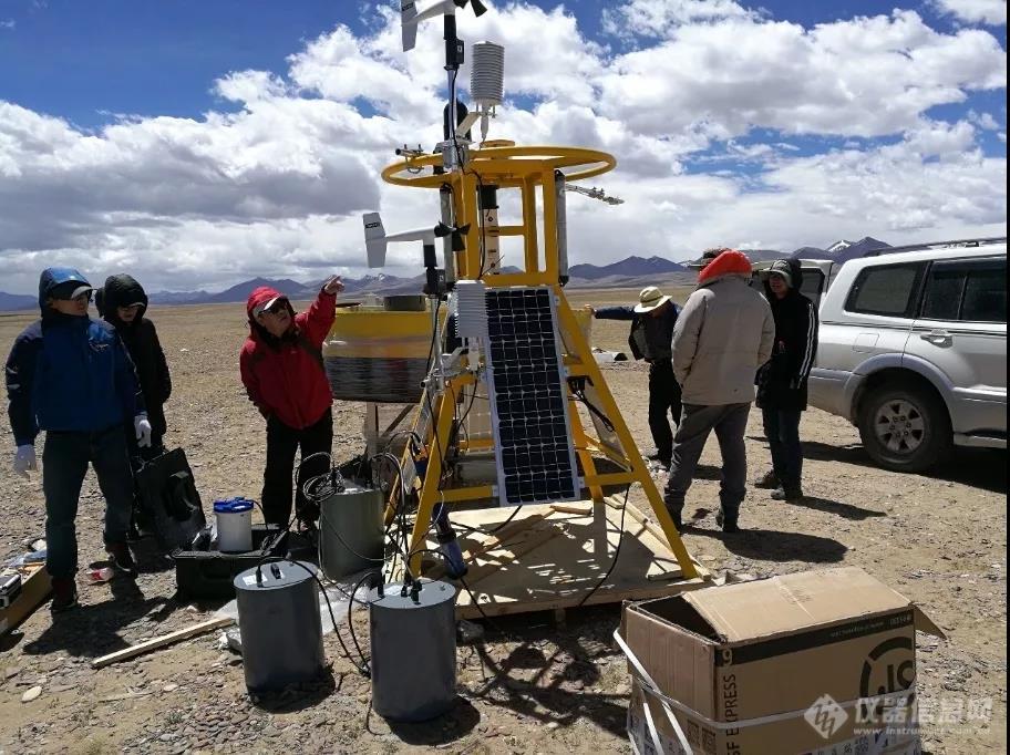 青藏高原首个大型浮标式湖泊监测平台在纳木错投放运行
