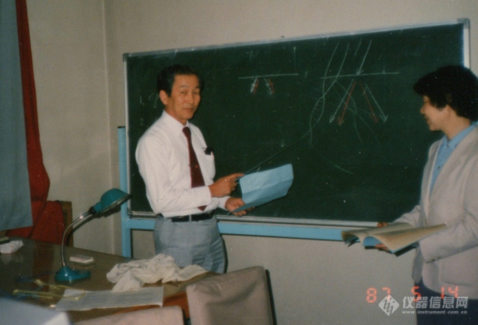 1987年李方华先生为桥本初次郎电镜讲座做翻译.jpg