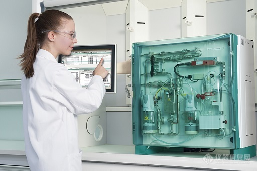 875 KF Gas Analyzer, 28759050, 2.875.9050, 851, Process lab, Monitor, Operator, woman.jpg