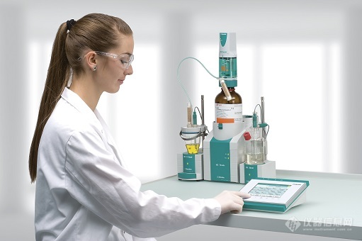852 Titrando with 900 Touch Control, 801 Stirrer, 803 Ti Stand, KF Reagent bottle with Dosing Unit and Dosino with female operator.jpg