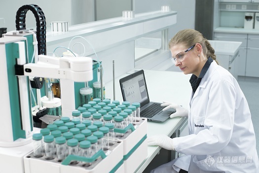 OMNIS Sample Robot S, Dis-Cover, OMNIS Titrator, Titration module, Laptop, female lab worker.jpg