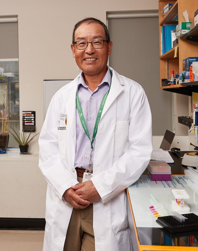 博士 ，Dr. Yingfu Li是加拿大麦克马斯特大学 (McMaster University) 生物化学与生物医学系终身教授。李应福博士1997年在加拿大西蒙弗雷泽大学获得博士学位，师从世界知名核酸专家Dipankar Sen教授。之后两年他在美国耶鲁大学世界著名的核酸科学家Ronald Breaker教授的课题组从事博士后研究。1999年后他在麦克马斯特大学任教授。 李教授长期从事核酸人工进化、 功能脱氧核糖核酸 (DNA酶和DNA适配体) 筛选技术的研究，并致力于将DNA酶和DNA适配体应用于生物分析化学和医学诊断等领域。 他在1996年报道了最早的DNA适配体之一 (Biochemistry 1996, 35, 6911-6922), 在1997年报道了最早的DNA酶之一 (Nature Structural Biology 3, 743-747)。 他的课题组和他的研究合作者近期特别注重将DNA酶和DNA适配体用于细菌引起的疾病的检测, 并成功地研发了一系列对大肠杆菌、艰难梭菌、幽门螺杆菌有选择性的DNA酶 (Angew. Chem. Int. Ed. 2011, 50, 3751; 2016, 55, 2431; 2018, 58, 9907)和DNA适配体(Angew. Chem. Int. Ed. 2019, 58, 8013; 2020, doi:10.1002/anie.202000025)。李教授的研究工作得到了加拿大自然科学基金会、加拿大健康研究院、加拿大创新基金会、加拿大首席研究员计划和许多加拿大生物分析化学和医学诊断公司的支持。他在国际顶尖学术期刊Acc. Chem. Res., ACS Nano, Adv. Mater., Angew. Chem. Int. Ed., Cell Chem. Biol., J. Am. Chem. Soc., Nat. Commun., Nat. Struct. Biol., Nucleic Acids Res. 等杂志上发表论文200多篇（H index = 60）并拥有26项美国和加拿大专利。此外，李教授还获得了加拿大总督学术金奖、加拿大首席核酸研究研究员、加拿大安大略省省长优秀研究人才奖、加拿大化学学会McBryde奖章、加拿大健康研究院研究新人奖等荣誉。实验室网址为：https://www.yingfulilab.org/