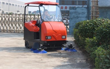 全自动大型驾驶式扫地机 自动喷水吸尘设备价格