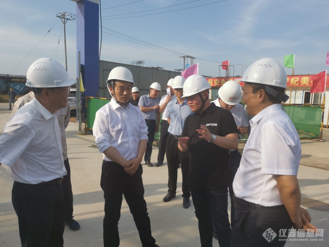 先生陪同周鹏举副市长,范静国书记一行人参观了总部基地大楼施工现场