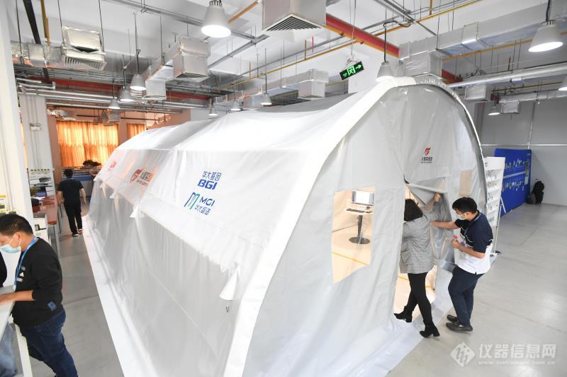 武汉智造办公区展出的帐篷式的负压核酸检测实验室（摄影记者：高勇）.jpg