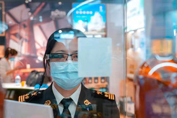 上海会展中心海关关员应用AR眼镜技术开展智慧巡馆工作.jpg