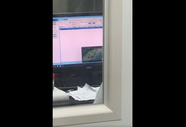 工作人员不做防护即进行检测，在做样品检验时看游戏直播.png