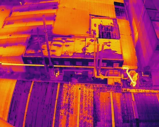 无人机航拍热成像画面显示，废气处理设施第一级喷淋塔温度偏高.jpg