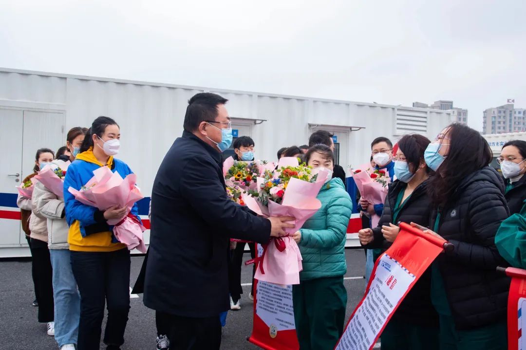 大检集团欢送支援机场核酸检测方舱的大连市医疗队6.jpg