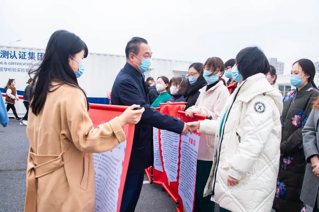 大检集团欢送支援机场核酸检测方舱的大连市医疗队2.jpg