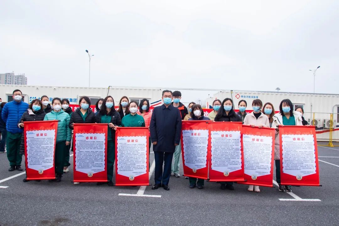 大检集团欢送支援机场核酸检测方舱的大连市医疗队3.jpg