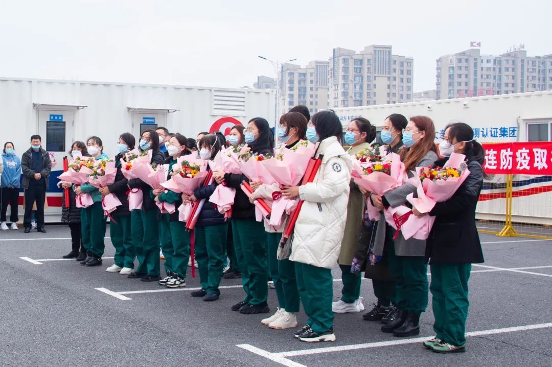 大检集团欢送支援机场核酸检测方舱的大连市医疗队8.jpg