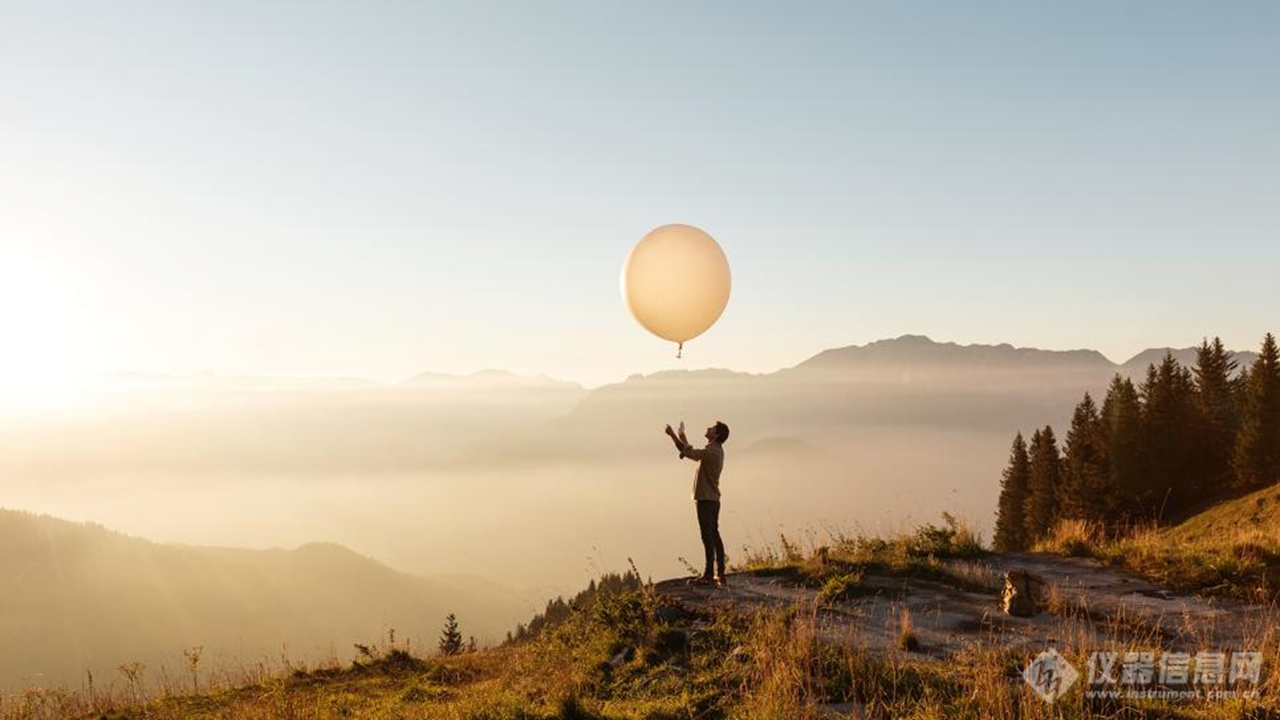 LIFT-A_man_sending_a_radiosonde_from_a_hill-1600x900.png