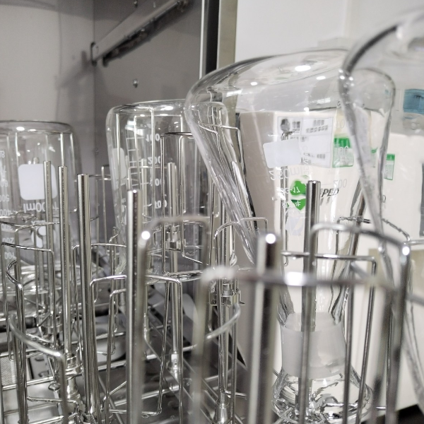 实验玻璃器皿/容量瓶中顽固油脂残留去除测试方案（洗瓶机）
