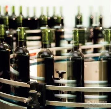 葡萄酒酿造过程中，何时采摘？如何控制发酵？何时罐装？