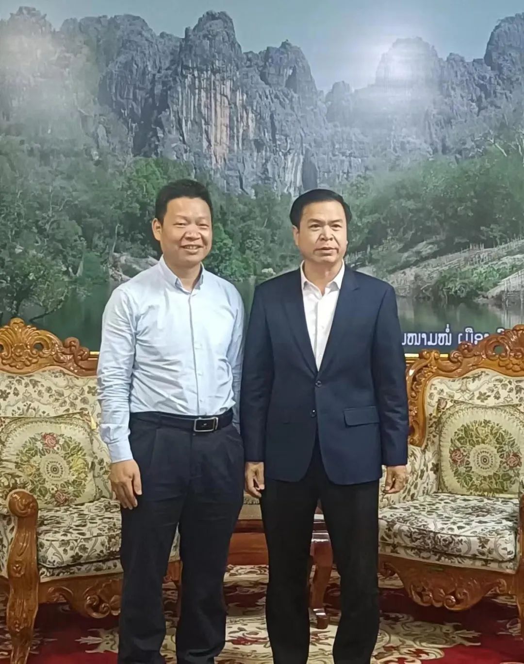 曾庆钱所长（左一）与老挝国家农林部部长（右一）会面.jpg