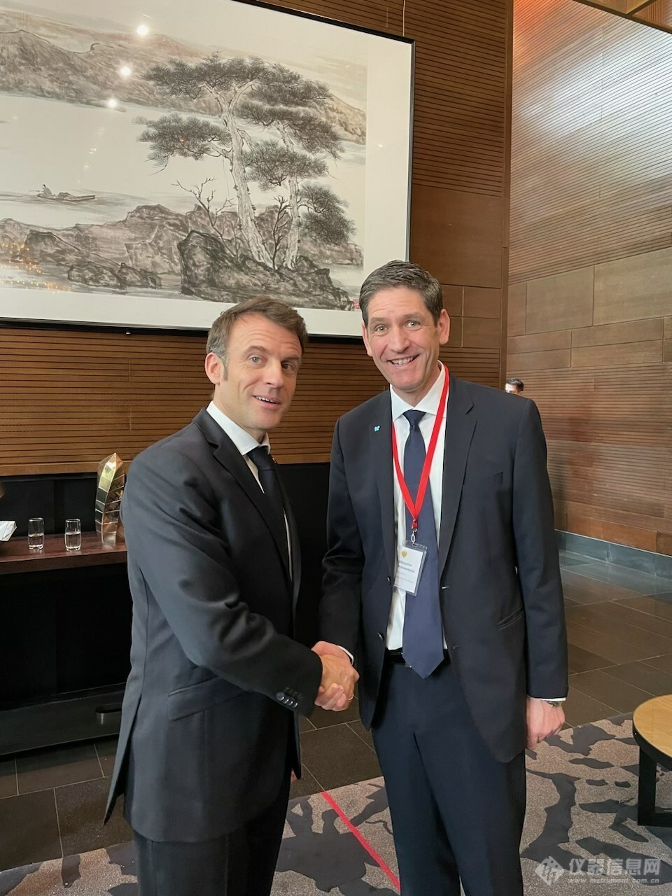 依拉勃CEO Stephane Hauville 与法国总统马克龙.jpg