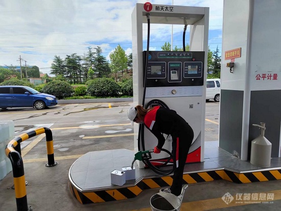 莒南县市场监督管理局对三家被投诉加油站进行成品油抽样检测