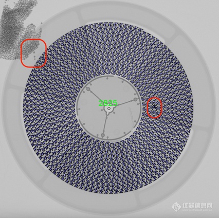 ▲图二 点料时透过人工智能深度学习(Deep learning)系统，不受到左边潮敏包及右边斑点影响，达到精准点料.png