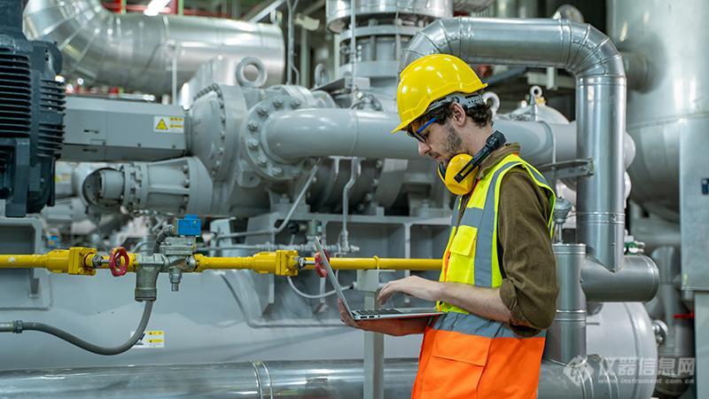 LIFT-Engineer-using-laptop-computer-working-in-thermal-power-plant-800x450.jpg