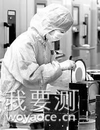福建省福州高新技术产业开发区一芯片生产车间，工作人员在生产线上赶制订单产品.jpg