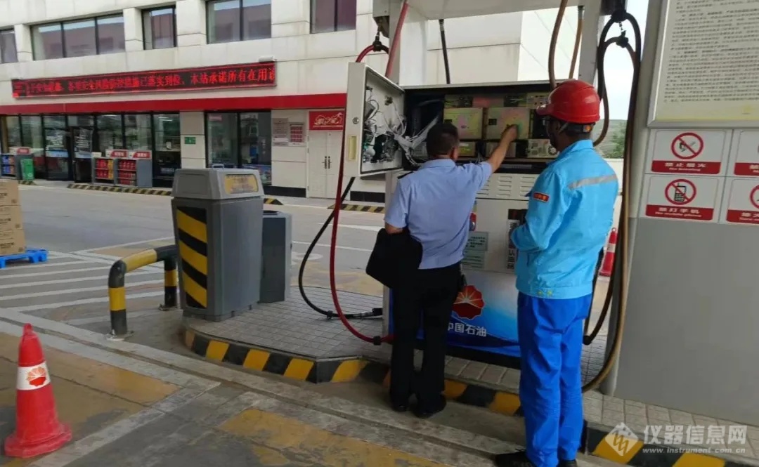 凤翔镇市场监管所开展加油站专项检查