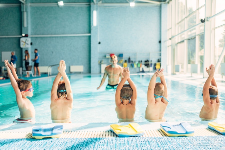 摄图网_302598705_小朋友在游泳馆学习游泳（企业商用）(1).jpg