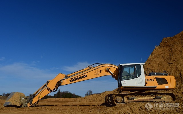 excavators-3282001_640.jpg