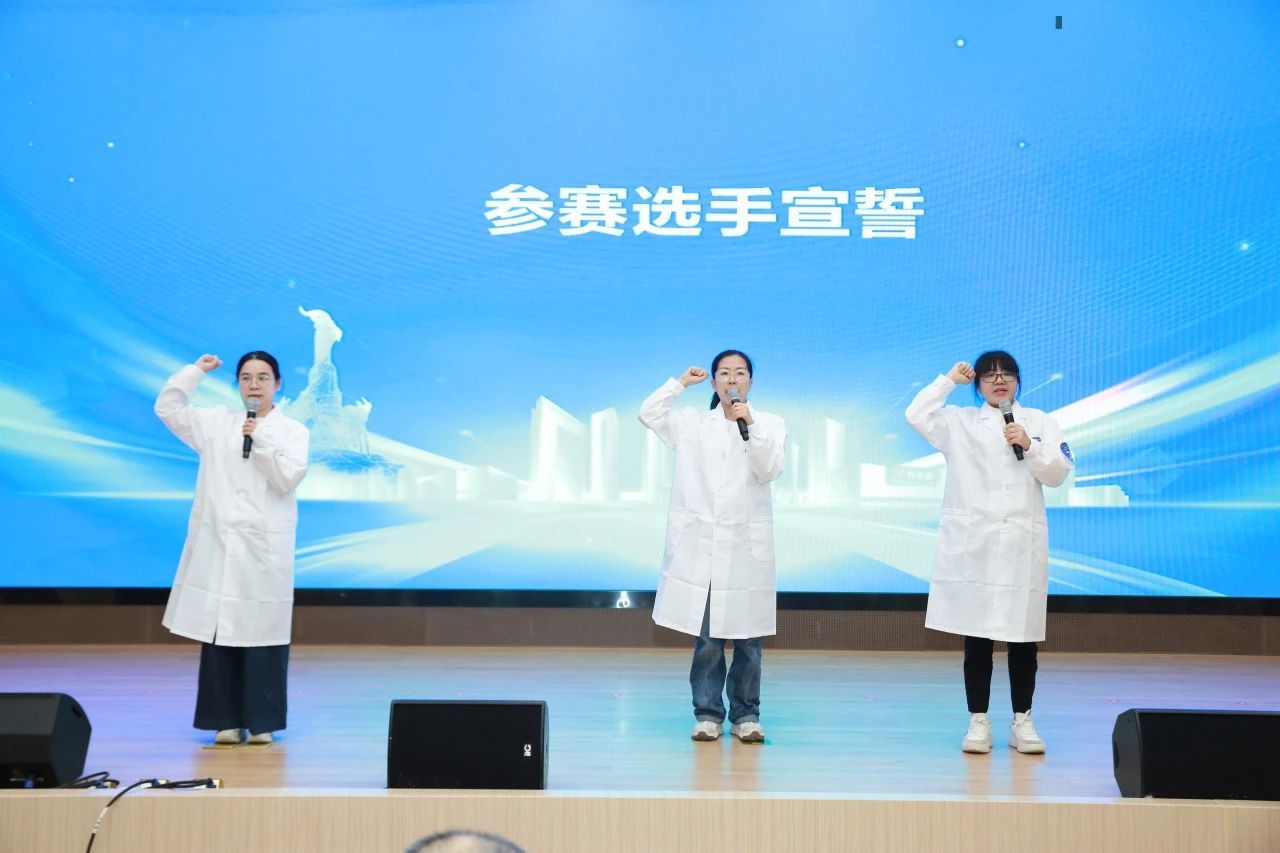 参赛选手代表宣誓.jpg 参赛选手代表宣誓.jpg
