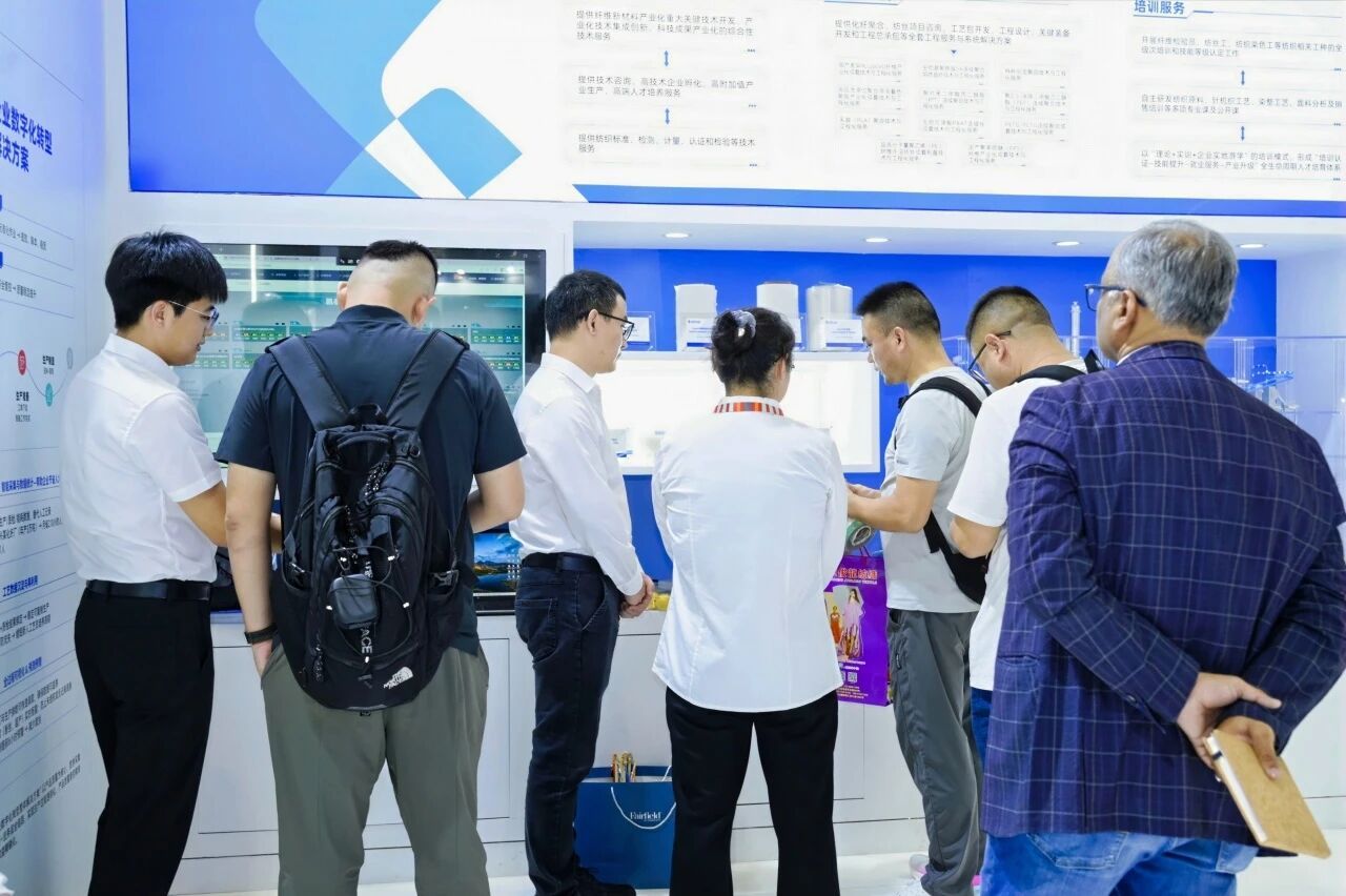 展位人流较多.jpg 展位人流较多.jpg