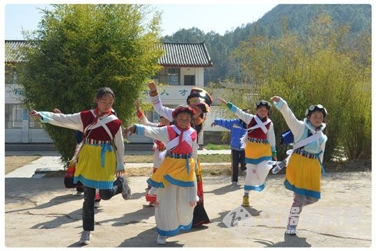 孩子们表演民族舞