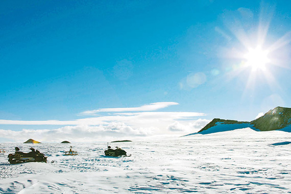 由于其特殊的地理位置，在南极可以观赏到众多罕见的自然现象。这是2010年1月22日子夜拍摄到的南极极昼。新华社记者崔静摄