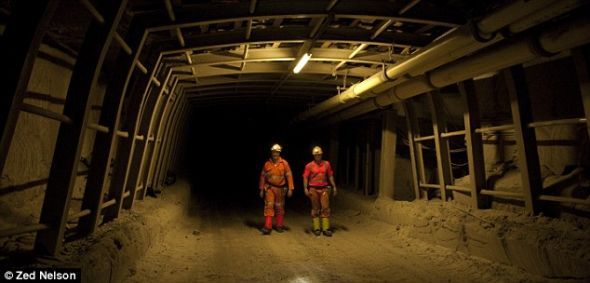 身在波尔比钾盐矿的肖恩·帕林和尼尔·罗利博士。钾盐矿地下深处就是一座科学实验室。矿井的地道又高又宽，足以并排摆放两辆路虎汽车。