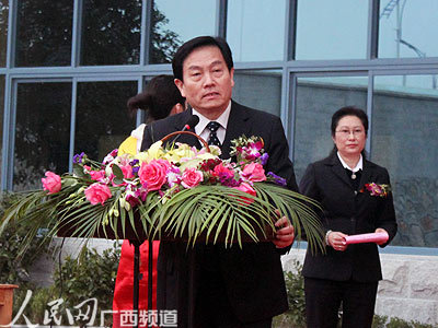 图为自治区质检局局长邓于仁在落成仪式上致辞