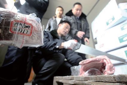 动物卫生监督所工作人员对猪肉进行抽样检测。 摄/记者 柴程