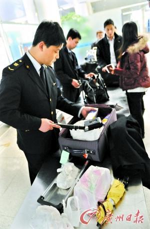 青岛检验检疫局对日本入境航班人员、行李及货物的放射性检测。 新华社发 