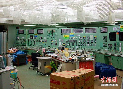 日本原子能安全保安院2011年3月23日发布的照片显示了福岛第一核电站内部建筑物受损情况。图为福岛第一核电站1号反应堆控制室。